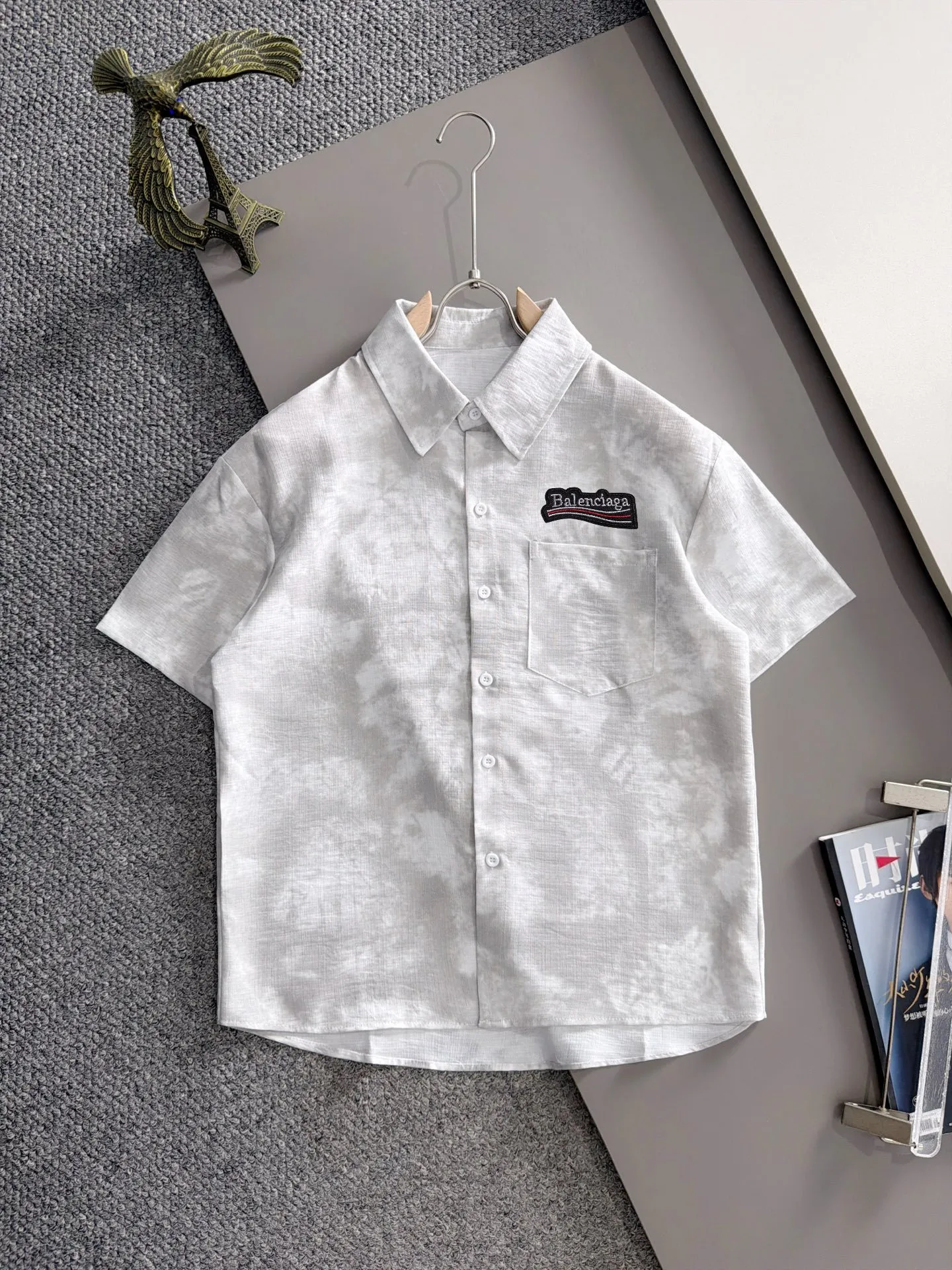 Paris High Quality 26ss New Arrival men's short-sleeved T-shirt is made of combed cotton yarn spun cotton fabric, no pressure when entering and exiting the counter. Exclusive control of raw materials. It feels substantial when weighed, and the upper body is more textured than ordinary T-shirts. This texture can handle the weather easily and is suitable for both hot and cold! Designed for a loose fit. Size: M to 5XL
